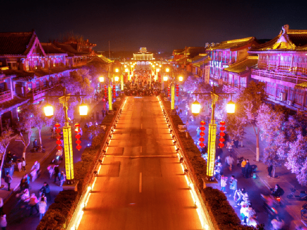 2022年12月，山東省泰安市大宋不 夜城項(xiàng)目全面啟動(dòng)，日接待客流量15萬人次，火爆全國(guó)。